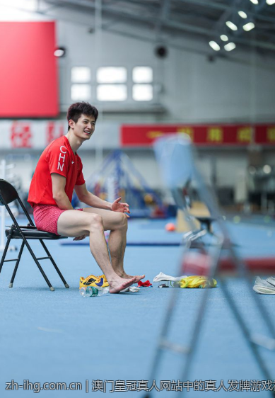 澳门皇冠真人网站中的真人发牌游戏初体验